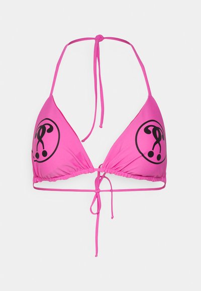 Top de bikini rosa em forma de triângulo com logo preto, apresentando atilhos ajustáveis no pescoço e nas costas. Tecido suave com um ajuste elástico.