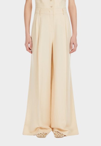 Pantalons à jambes larges en tissu beige clair. Conception taille haute avec des plis et une texture lisse. Poches latérales et détail de fermeture à bouton.