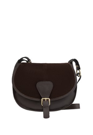 Donkerbruine leren en stoffen crossbodytas met een sluiting met gesp aan de voorkant en een verstelbare schouderriem.