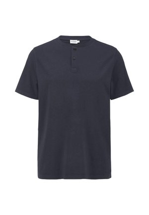Marineblauwe korte mouw henley t-shirt, gemaakt van zachte stof, met een ronde halslijn, een vierknops sluiting en een nette stiksels.