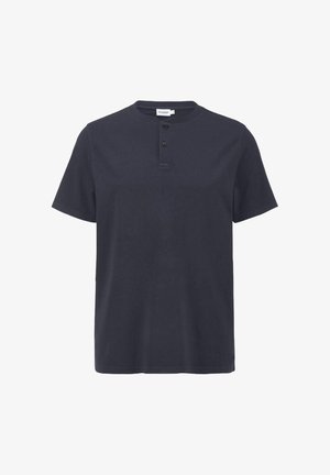 Marineblauwe korte mouw henley t-shirt, gemaakt van zachte stof, met een ronde halslijn, een vierknops sluiting en een nette stiksels.