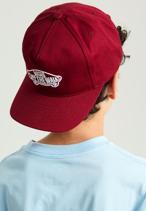 Cappellino da baseball bordeaux con logo bianco "Vans Off The Wall", fascia regolabile, materiale in cotone, visiera curva. Indossato con una maglietta azzurro chiaro.