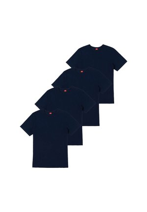 Vier schlichte, navyblaue, kurzärmelige Rundhals-T-Shirts, die auf einem weißen Hintergrund in einer versetzten Stapelung angeordnet sind.