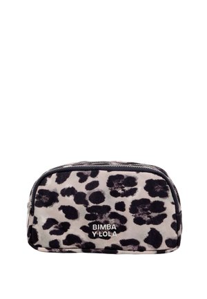 Bolso de maquillaje rectangular con estampado de leopardo negro y gris, cremallera plateada y logo "BIMBA Y LOLA" en el centro frontal.