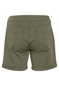 Olivově zelené bavlněné šortky s ohrnutým lemem, obsahující dvě zadní kapsy, viditelné švy a kovové knoflíky pro přidaný detail.