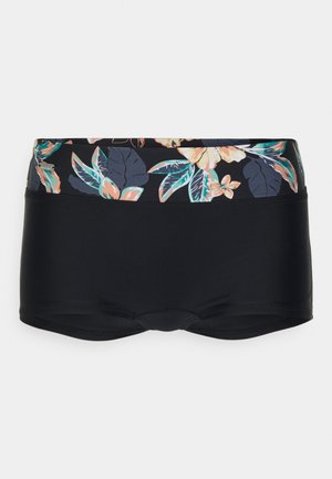 Schwarze Badeshorts mit einem floralen Bund, der Blätter und Blumen in Grün, Orange und Creme auf einem dunklen Hintergrund zeigt.