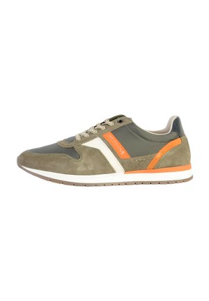 Chaussures de course pour hommes avec une tige en daim vert olive et synthétique, accents blancs et orange, design à lacets et semelle en caoutchouc pour une meilleure adhérence.