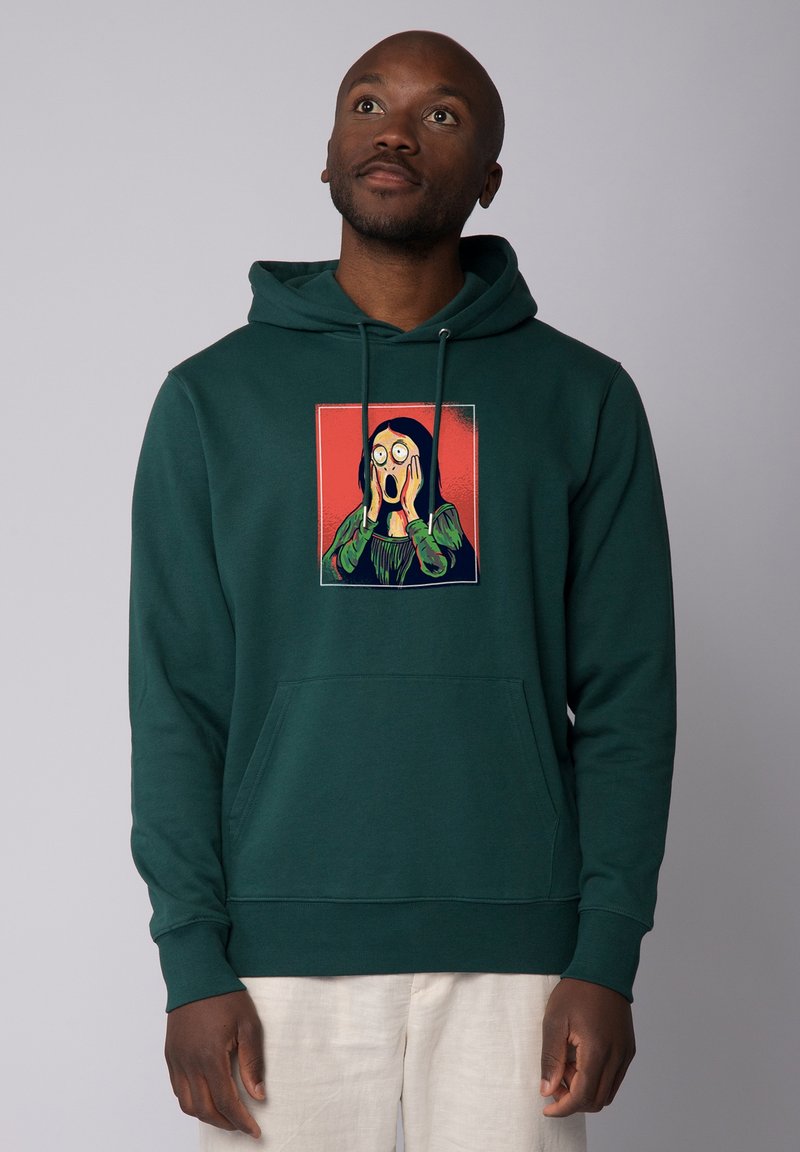 Hoodie vert en mélange de coton avec une poche kangourou à l'avant. Présente une impression artistique représentant une figure avec une expression choquée.
