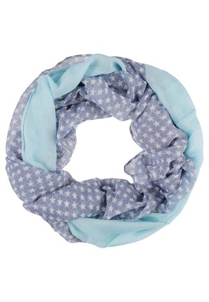 Écharpe infinie bleu clair avec un motif d'étoiles blanches d'un côté, légèrement torsadée en forme circulaire sur un fond blanc.