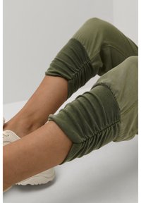 Cream Tygbyxor - green