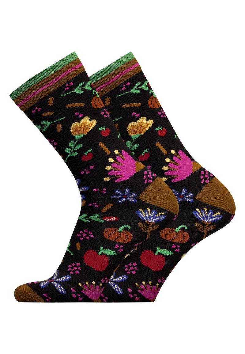 Schwarze Socken mit bunten floralen und fruchtigen Mustern; Oberteil mit grünen und lila Streifen; braune Zehen- und Fersenakzente; gestrickter Stoff.
