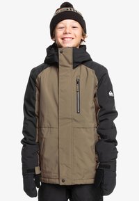 Braune und schwarze isolierte Jacke mit einem Frontreißverschluss, Kapuze und einer Reißverschlusstasche. Verstellbare Bündchen und warmes Material, geeignet für kaltes Wetter.