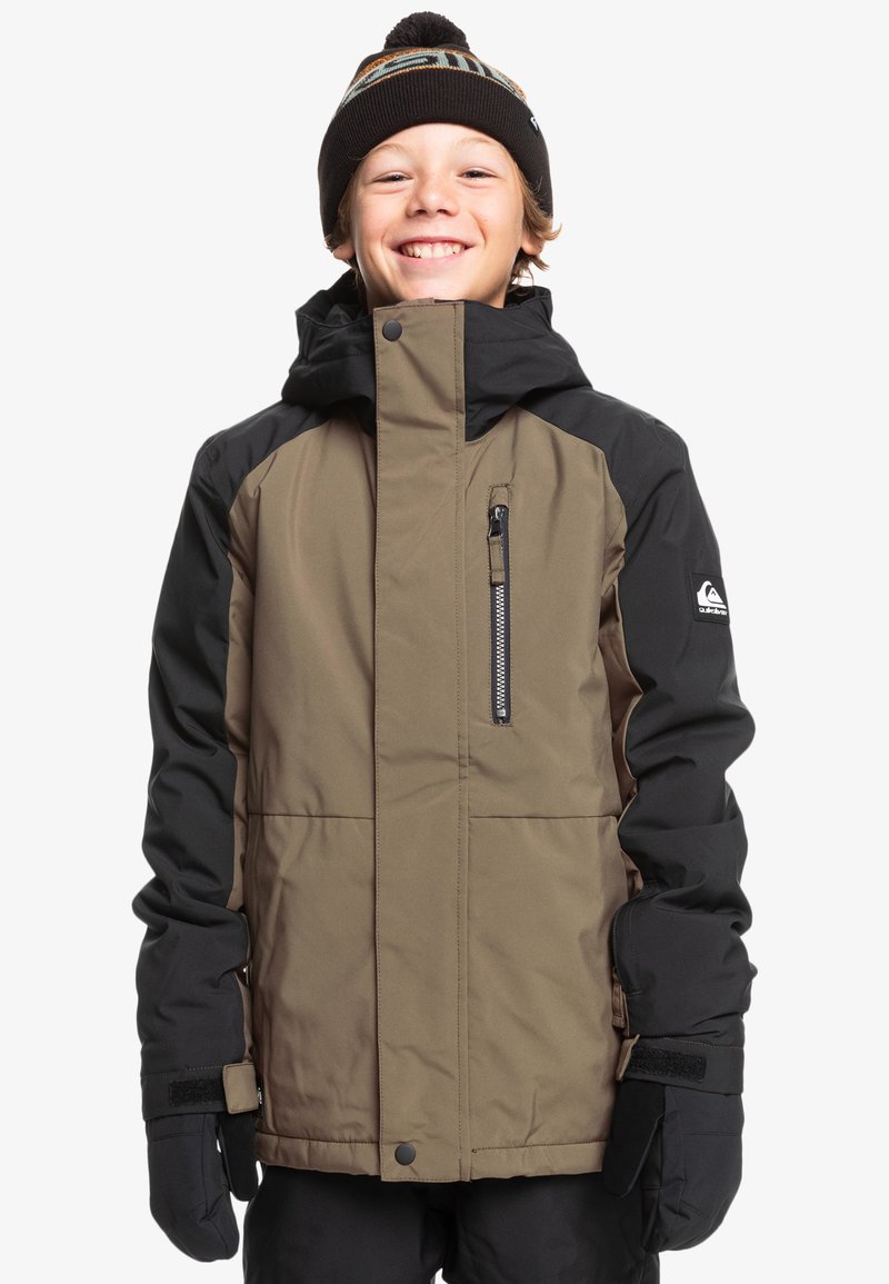 Braune und schwarze isolierte Jacke mit einem Frontreißverschluss, Kapuze und einer Reißverschlusstasche. Verstellbare Bündchen und warmes Material, geeignet für kaltes Wetter.