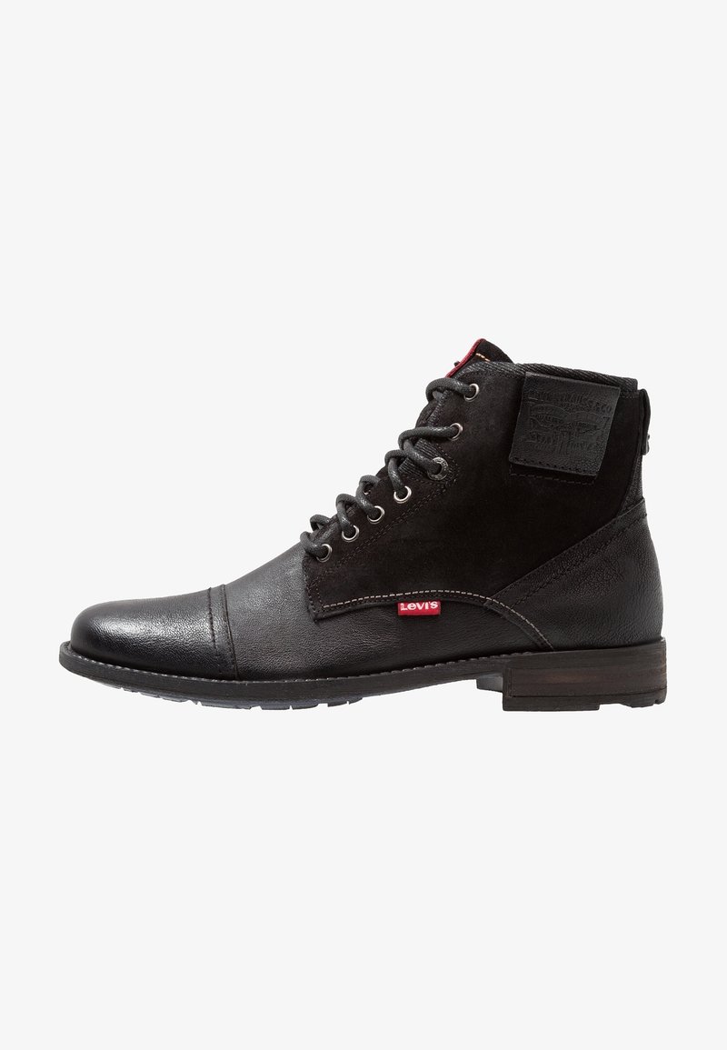 Schwarze Leder- und Wildleder-Ankle-Boots mit runder Zehenform, Schnürdesign, rotem Levi's-Logo-Tag und strukturiertem Rückenteil.