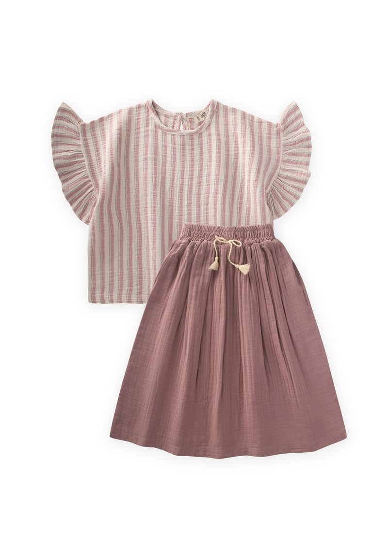 Twee-delige outfit met een roze en witte gestreepte top met ruches aan de mouwen en een effen vergrijsde rozenrok met een elastische tailleband en strik.