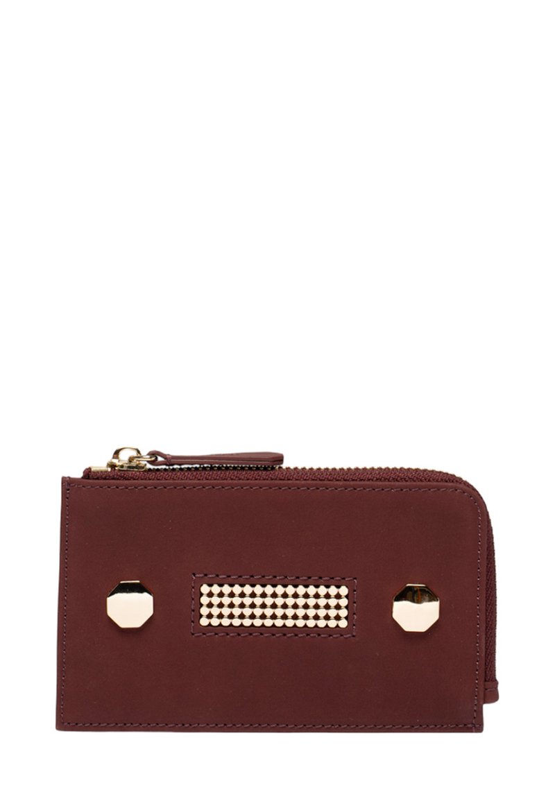 Bordeaux lederen portemonnee met gouden accenten, ritssluiting, rechthoekige vorm, en een decoratieve gestikte paneel aan de voorkant.