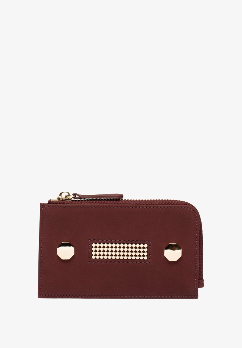 Bordeaux lederen portemonnee met gouden accenten, ritssluiting, rechthoekige vorm, en een decoratieve gestikte paneel aan de voorkant.