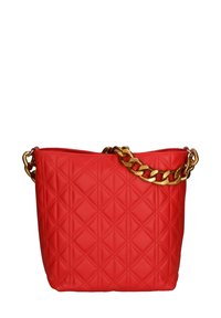 Borsa a secchiello in pelle trapuntata rossa con tracolla in catena dorata. Presenta un motivo a diamante cucito e un design con apertura superiore per un facile accesso.