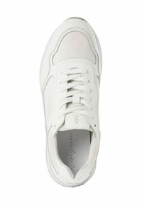 Fehér sneaker hálós és bőr felsőrésszel, kerek orral, fűzős kialakítással és diszkrét márkázással a talpbetéten. Simább, texturált panelek.