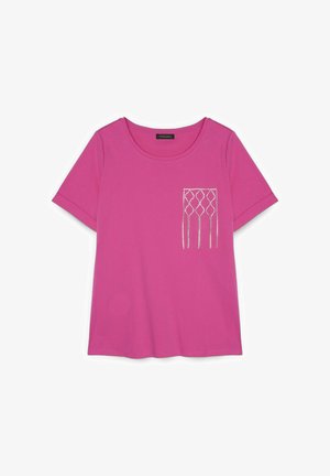 Felroze T-shirt met korte mouwen, een ronde hals en een wit kralen geometrisch ontwerp op het linkerborstgebied.