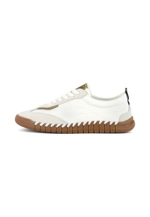 Bijele tenisice izrađene od nubuka i kože, s okruglim vrhom i gumenim potplatom. Sadrže tan naglasak i crni vučni trak na peti.