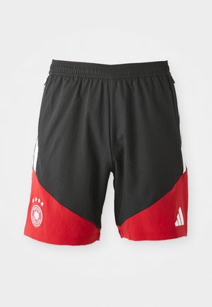 Svarte sportsshorts med en rød diagonal seksjon nederst. Har hvite logoer og fem stjerner over et rundt emblem på venstre side.