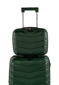 Set de equipaje rígido de color verde oscuro con patrones en espiga, textura lisa, cremalleras dobles y asa extensible de aluminio.