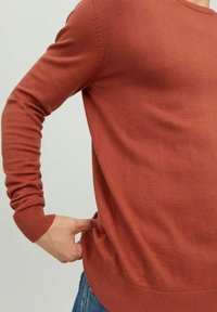 Jack & Jones JJEEMIL CREW NECK - Jersey de punto - cinnabar