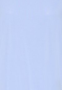 Svetlo modra srajca s kratkimi rokavi, narejena iz mehke, lahke tkanine; gladka tekstura brez vidnih vzorcev ali poudarkov. Preprost dizajn.