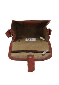 Borsa a tracolla in pelle marrone aperta, che mostra un interno in suede beige con tasca con cerniera, scomparti cuciti e un'etichetta in tessuto all'interno.