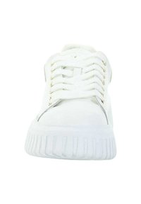 Białe sneakersy z grubą żłobioną podeszwą, białe sznurówki równo przewleczone przez złote oczka, widok z przodu.