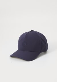 Casquette marine en tissu doux avec une couronne arrondie, une visière incurvée et un logo brodé à l'avant. Équipée d'œillets de ventilation sur les côtés.
