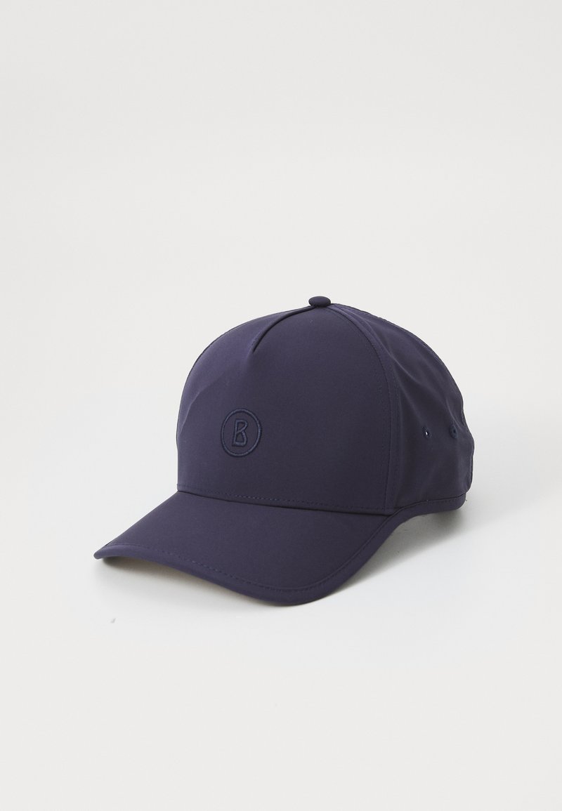 Casquette marine en tissu doux avec une couronne arrondie, une visière incurvée et un logo brodé à l'avant. Équipée d'œillets de ventilation sur les côtés.