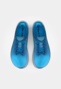 Baskets de course bleues avec tige en mesh, perforations respirantes et accents violets. Elles disposent de lacets plats et d'une semelle rembourrée.