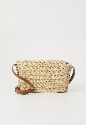 Sac bandoulière rectangulaire beige tissé avec une bandoulière en cuir marron et un petit logo métallique sur le rabat avant.