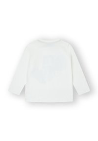 Camiseta blanca de manga larga hecha de algodón, con cuello redondo y espalda lisa sin gráficos ni estampados.