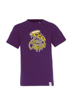 Lila T-Shirt mit einer Grafik einer schmelzenden Käsescheibe Pizza und dem Text "Sag Käse" in klebrigen, gelben, tropfenden Buchstaben.