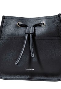 Borsa a secchiello nera in pelle con due occhielli, chiusura con cordoncino, texture liscia e logo in rilievo sul davanti.