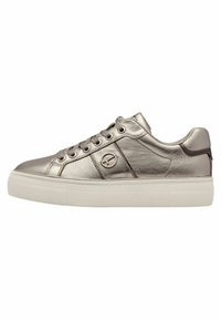 Sneaker argentato metallico con finitura in pelle liscia, punta rotonda, design con lacci e suola piatta bianca caratterizzata da un motivo testurizzato.