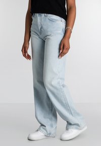Pegador LORA - Vaqueros boyfriend - washed light blue