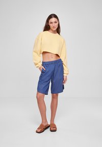 Urban Classics CROPPED FLOWER EMBROIDERY TERRY CREW - Mikina - vintagesun