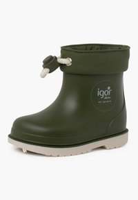 Bota de lluvia de goma verde con punta redondeada, suela texturizada, cordón ajustable y detalle del logo en el costado. Suela de color crema.