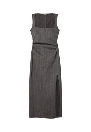Mouwloze grijze jurk met een pinstripe patroon, een vierkante halslijn, geplooide zijkanten en een zijsplit, gemaakt van een zachte, gestructureerde stof.