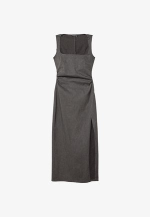 Mouwloze grijze jurk met een pinstripe patroon, een vierkante halslijn, geplooide zijkanten en een zijsplit, gemaakt van een zachte, gestructureerde stof.