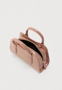 Sac à main en cuir verni rose avec deux poignées supérieures, fermeture éclair et accessoires dorés. Présente une forme structurée et une poche intérieure.