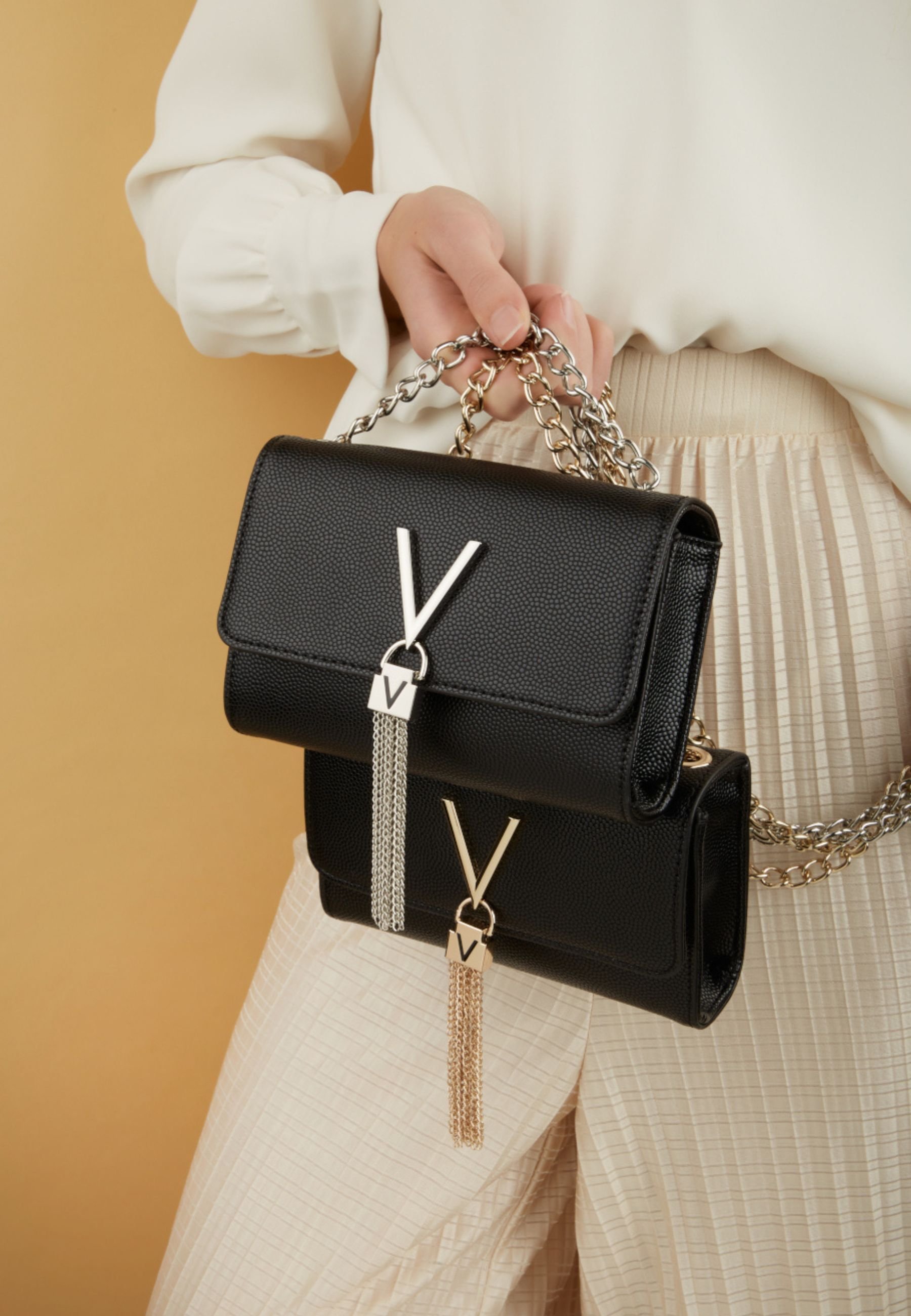 ☆人気☆ VALENTINO Divina クロスボディバッグ Black Valentino Bags DIVINA - Cross body bag - nero/gold/black