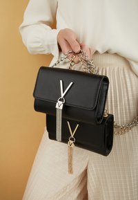 Valentino Bags DIVINA - Sac bandoulière - nero/gold