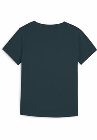 Mørk teal T-shirt med korte ærmer, rund hals og en glat tekstur. Har et enkelt design uden synlige logoer eller mønstre.