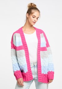 Stickad cardigan med öppen framsida, i rosa, grå och ljusblå ränder. Tjock garnstruktur och ribbade ärmslut och fåll.