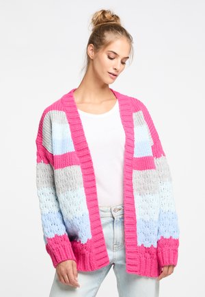 Strickjacke mit offenem Vorderteil, in pink, grau und hellblauen Streifen. Dicke Garnstruktur und gerippte Bündchen und Saum.